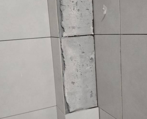 达日瓷砖空鼓维修公司分享下瓷砖施工前基层浇水润湿程度不足，可能导致以下问题