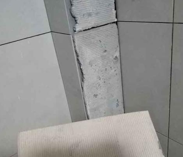 达日瓷砖空鼓维修公司分享下厨房瓷砖脱落的补救措施。